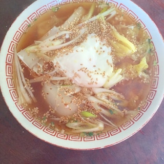 落とし卵とネギと白菜と鶏の醤油ラーメン。